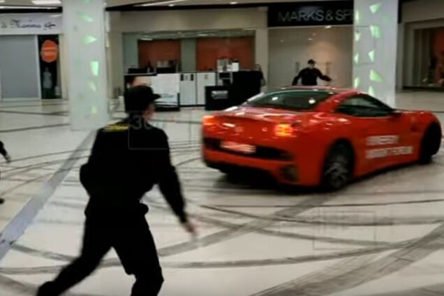 Ferrari в торговом центре в Москве