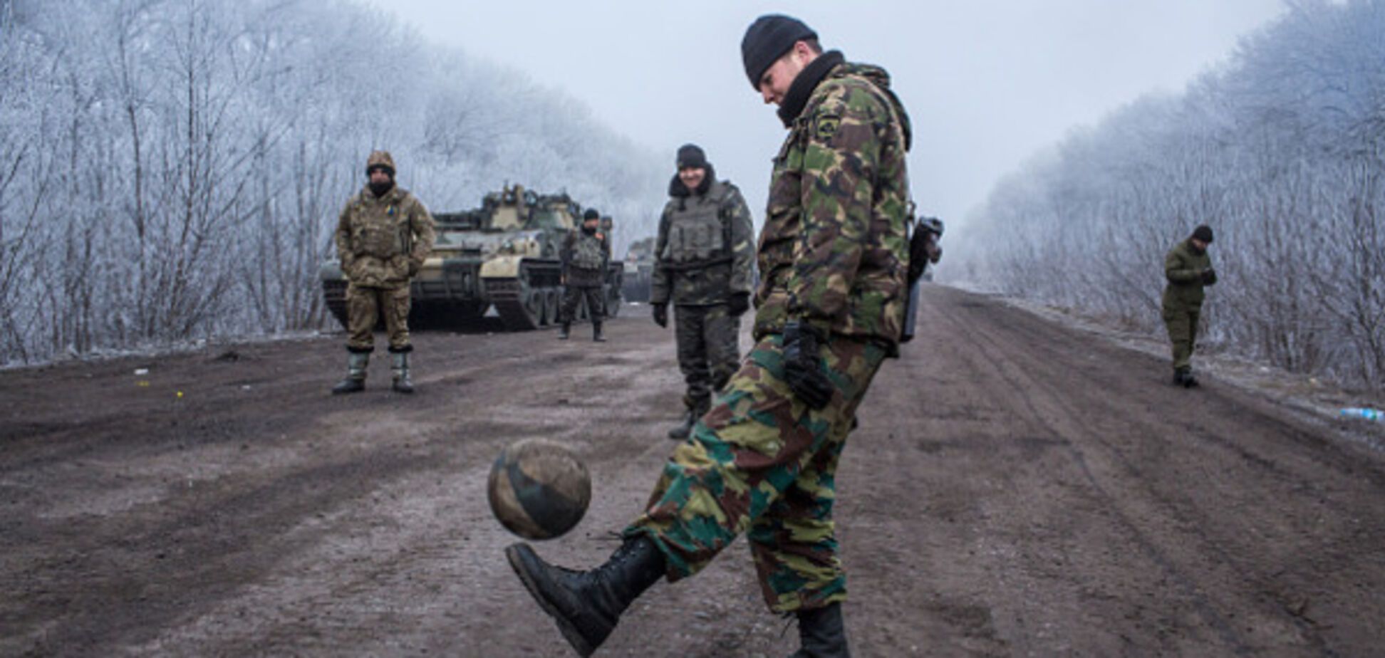 украинские военнослужащие, мяч, военные