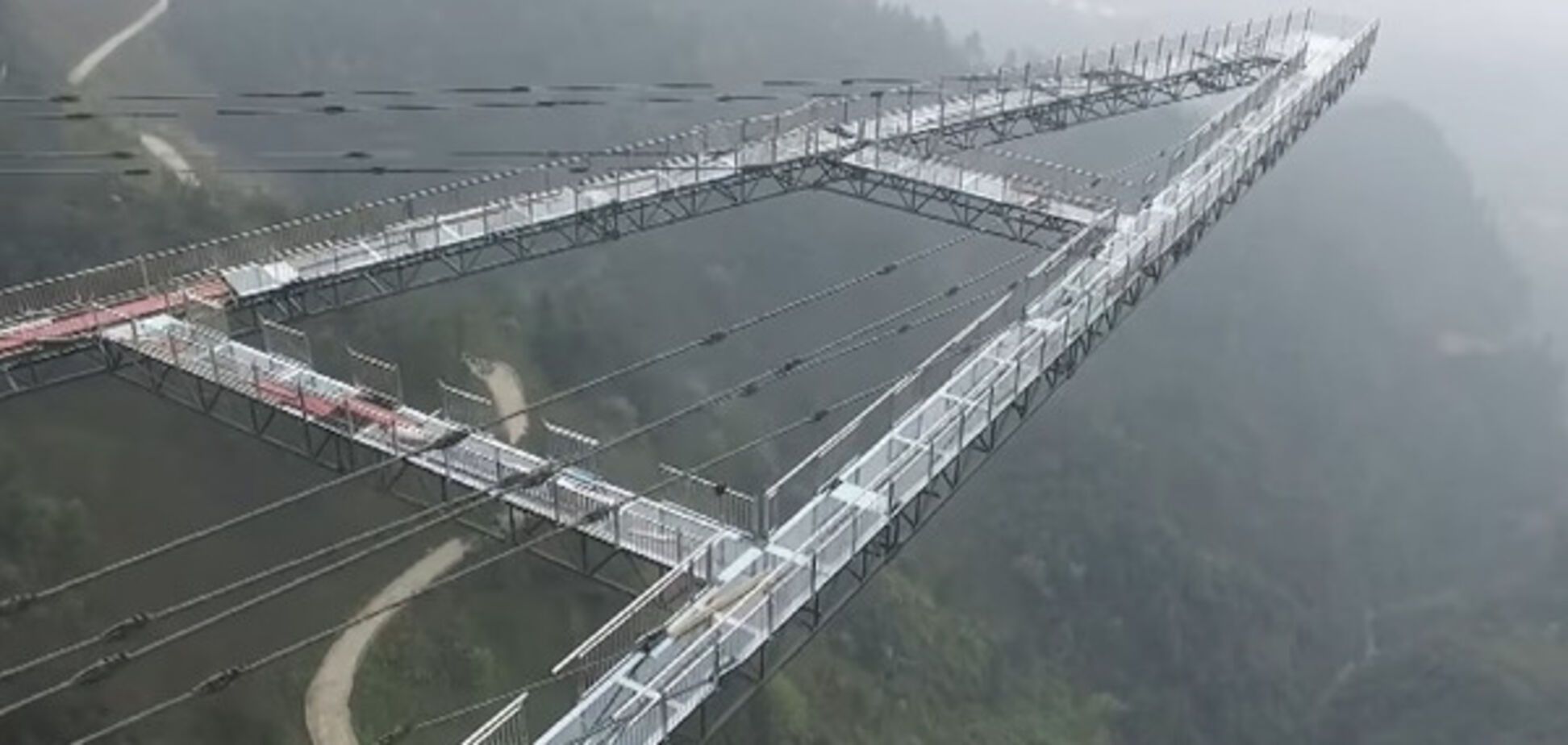 В Китае открыли прогулочную дорожку на высоте более 200 метров
