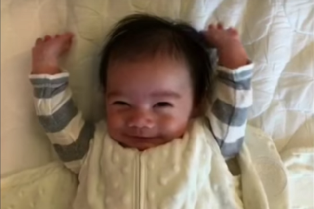 'Свобода!' Соцсети покорило видео с реакцией малыша на пеленание