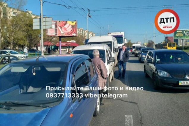 В Киеве фура протаранила пять автомобилей: опубликованы фото