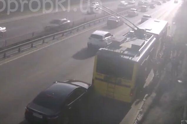 В Киеве BMW влетело в троллейбус с пассажирами: видео момента аварии