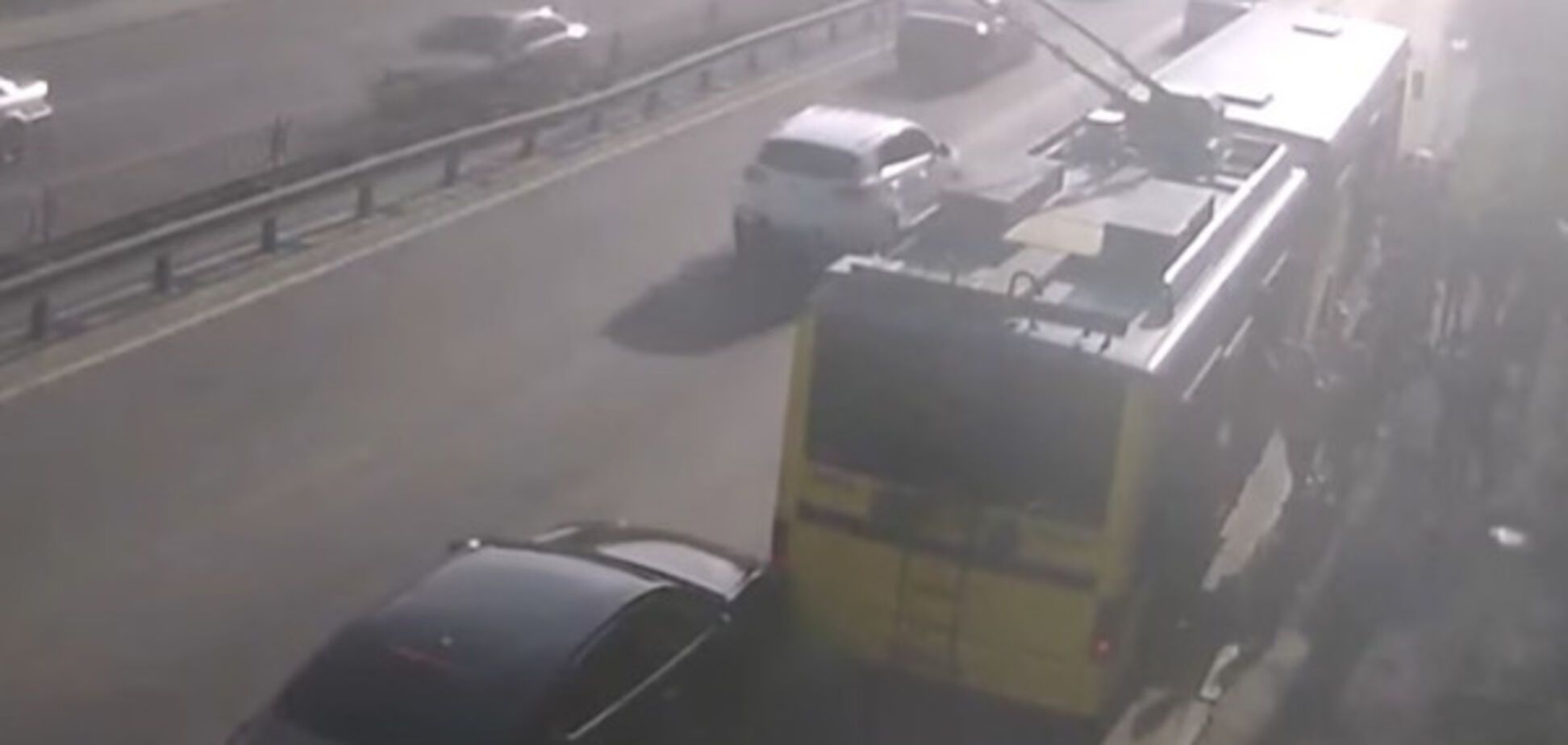В Киеве BMW влетело в троллейбус с пассажирами: видео момента аварии
