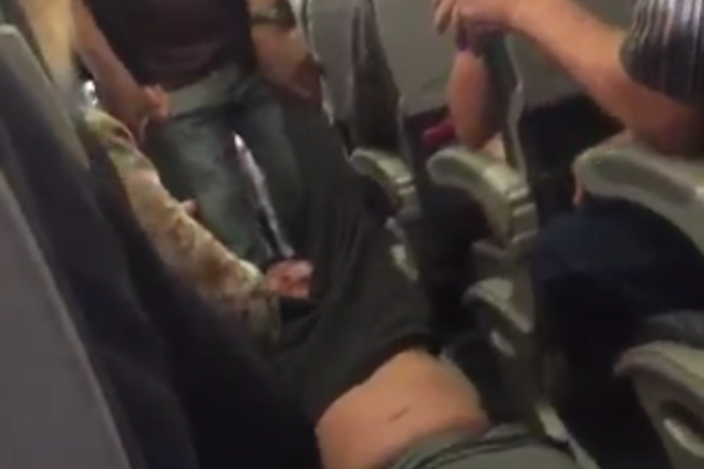 Скандал в США: пассажира United Airlines выволокли из самолета из-за нехватки мест для сотрудников
