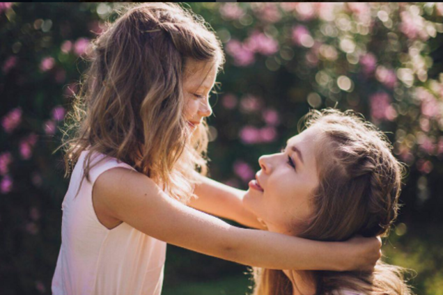 Соня Киперман поделилась трогательным снимком с младшей сестрой