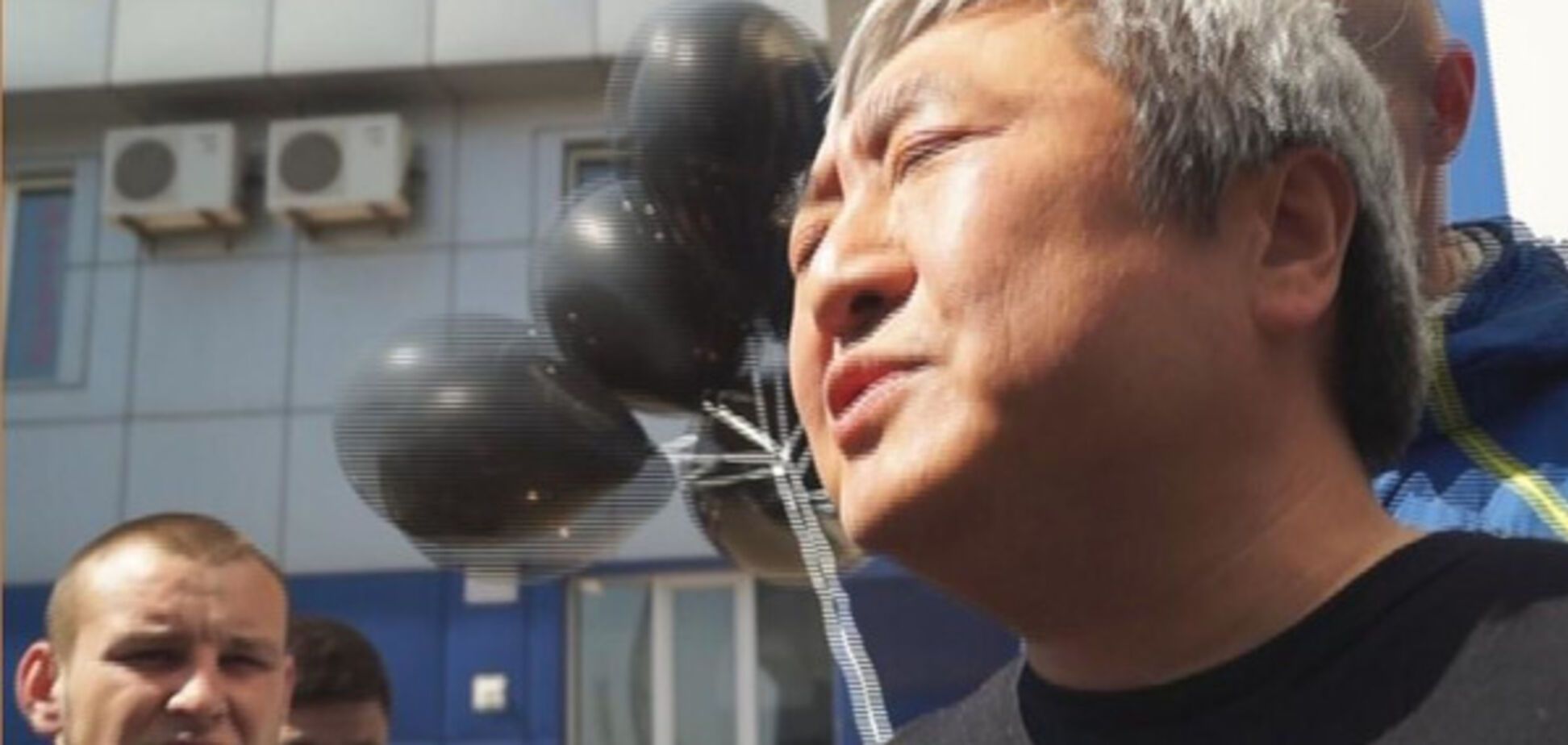 Активисты необычно поздравили с Днем рождения бывшего мэра Запорожья (ФОТО)