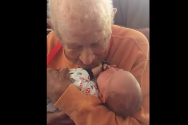 Встреча поколений: сеть покорило видео, где 105-летний прадед впервые увидел внука