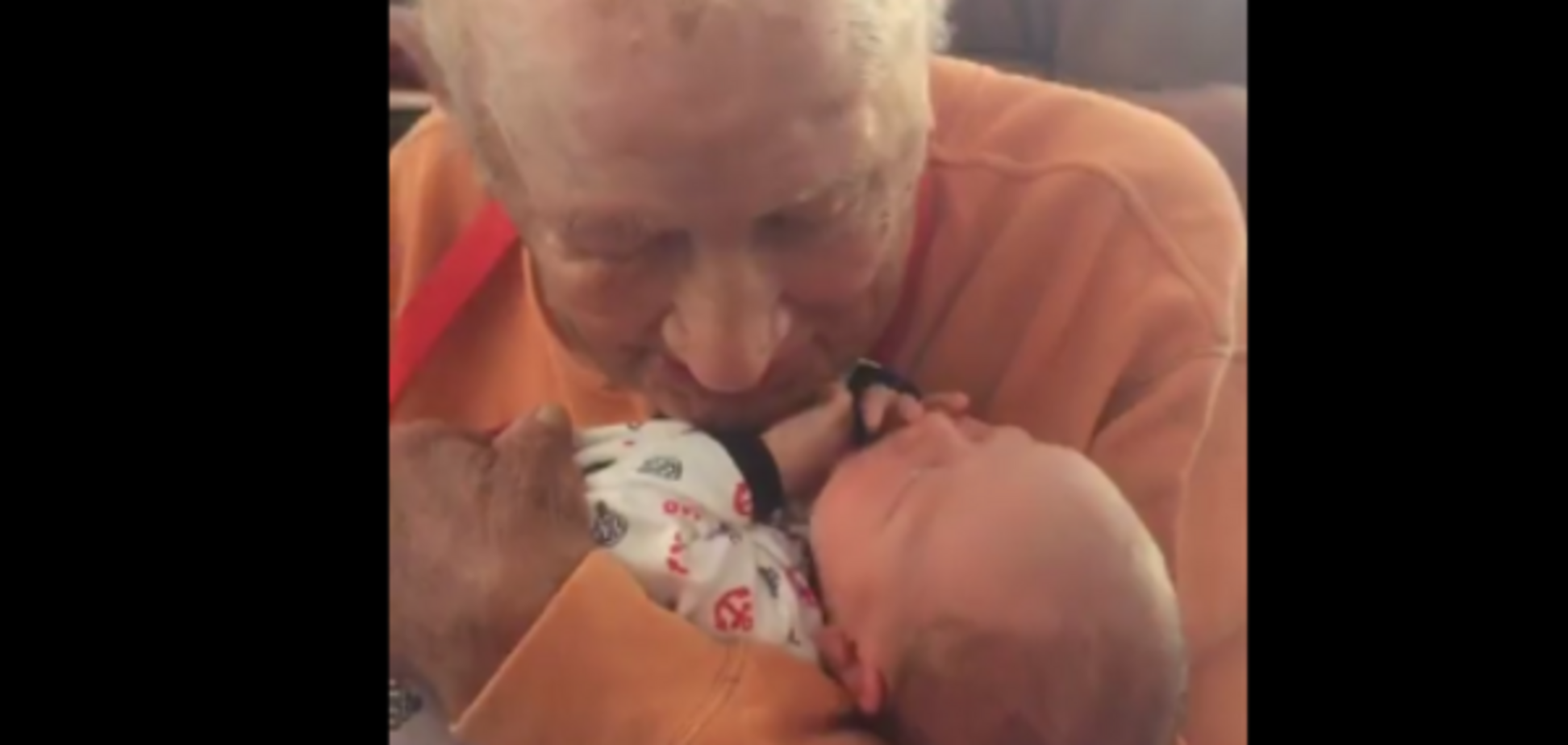 Встреча поколений: сеть покорило видео, где 105-летний прадед впервые увидел внука