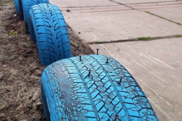 Скандальное ноу-хау: в киевском дворе установили антидетские 'ежи'