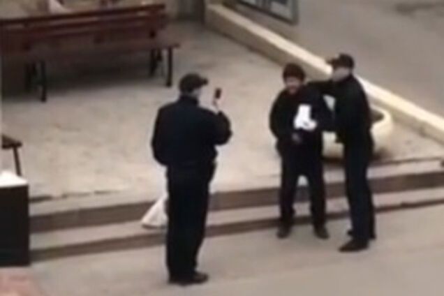 Полиция издевается над бездомным