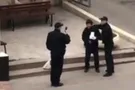 Полиция издевается над бездомным