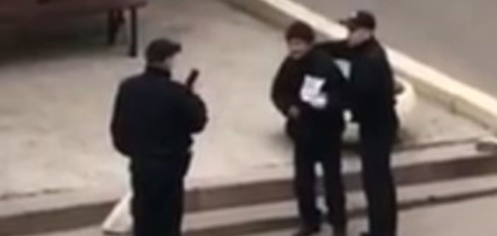 Полицейские и бездомный