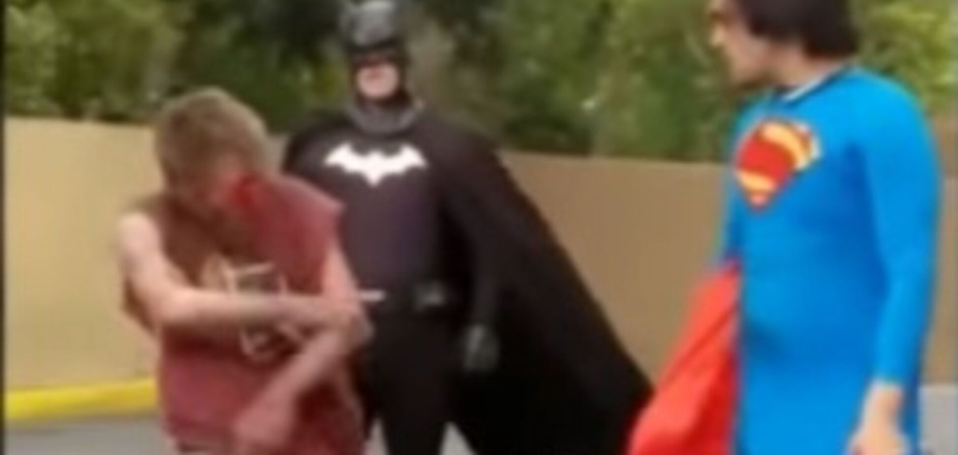 Супермен избил бездомного на глазах у Бэтмена