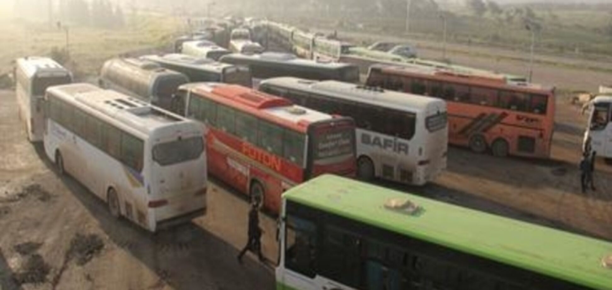 Тисячі евакуйованих сирійців заблоковані в автобусах поблизу Алеппо