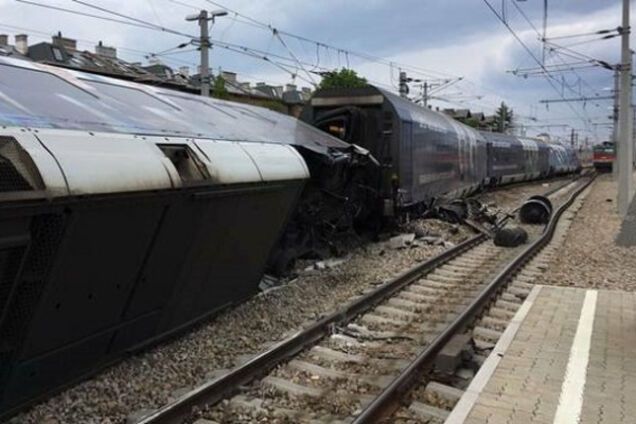 Лоб в лоб: в Австрии столкнулись два поезда. Все подробности, фото, видео