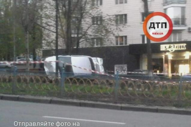 Казусное ДТП в Киеве: водитель вылетел на бульвар. Опубликованы фото