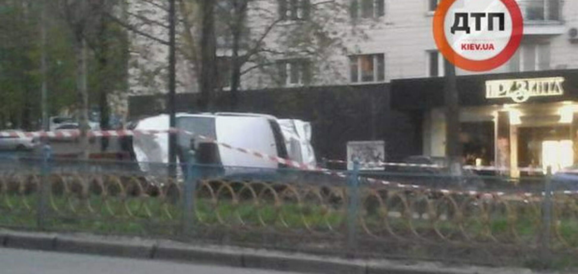 Казусное ДТП в Киеве: водитель вылетел на бульвар. Опубликованы фото