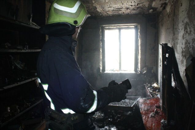 Из-за пожара в запорожской многоэтажке пришлось эвакуировать людей (ФОТО)