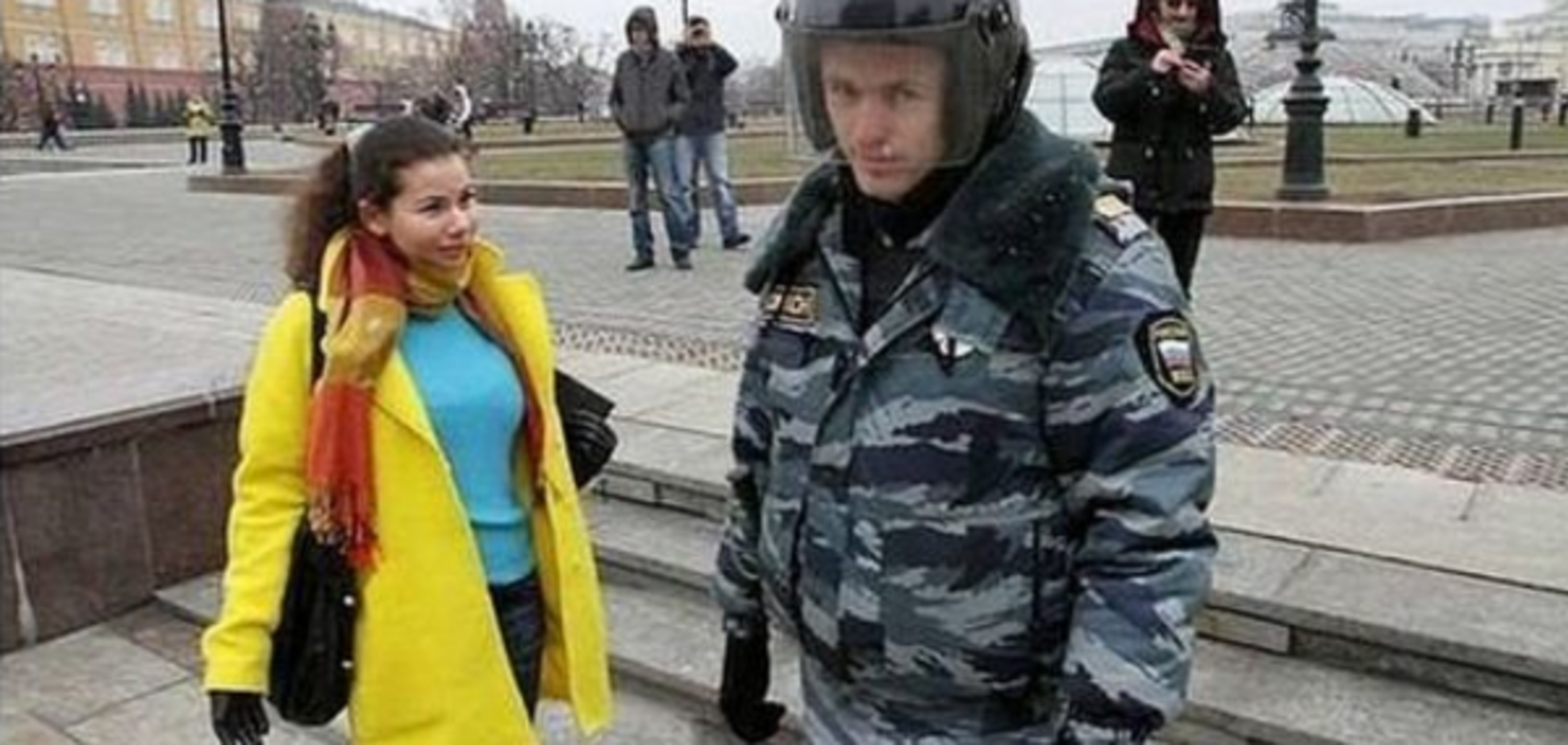 Полиция в Москве символика Украины