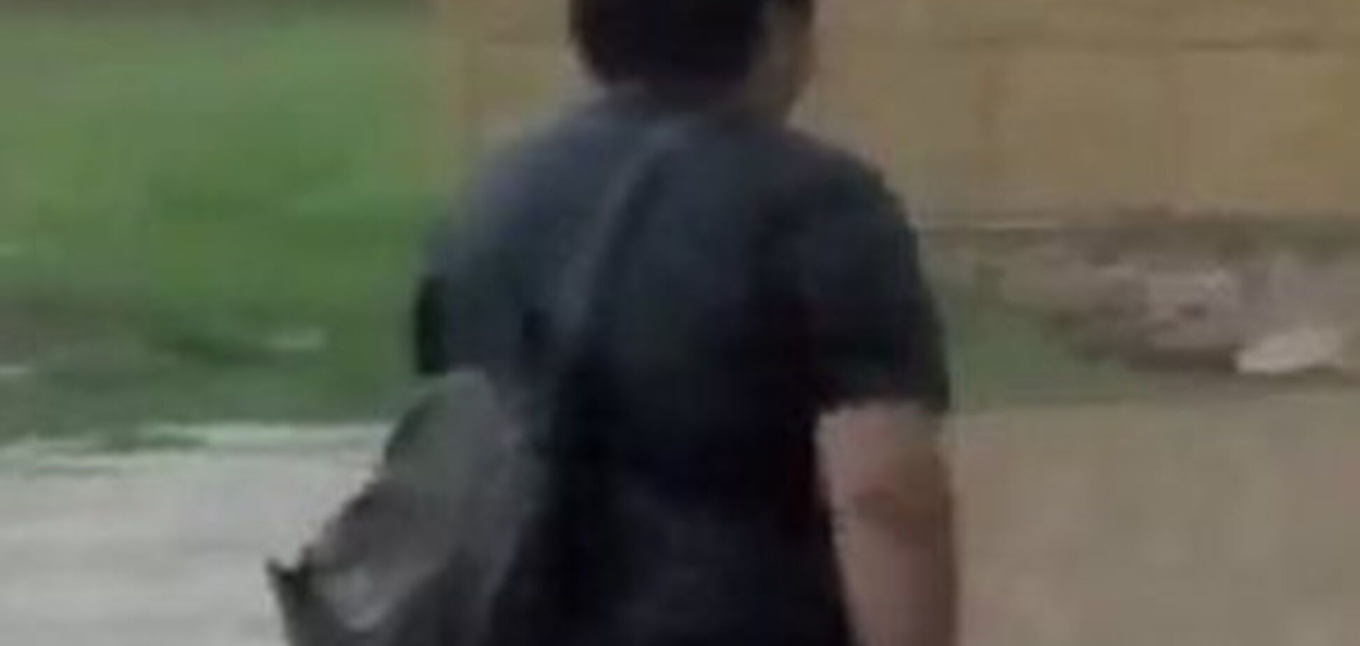 Хлопчик став зіркою інтернету, поки перевіряв під дощем навушники. Опубліковано смішне відео