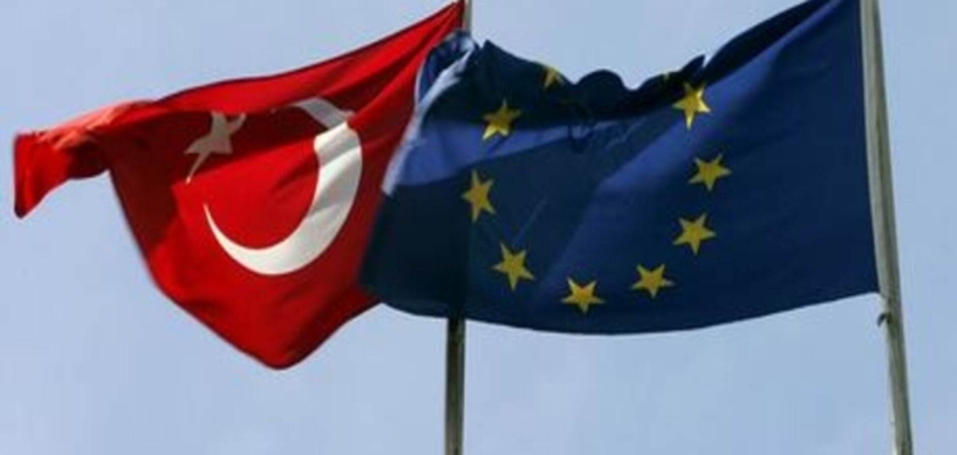 ЄС закликає Туреччину до 'прозорого розслідування' порушень на референдумі