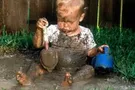 ребенок в грязи