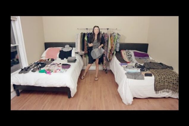 Она упаковывает все эти вещи в ручную кладь...