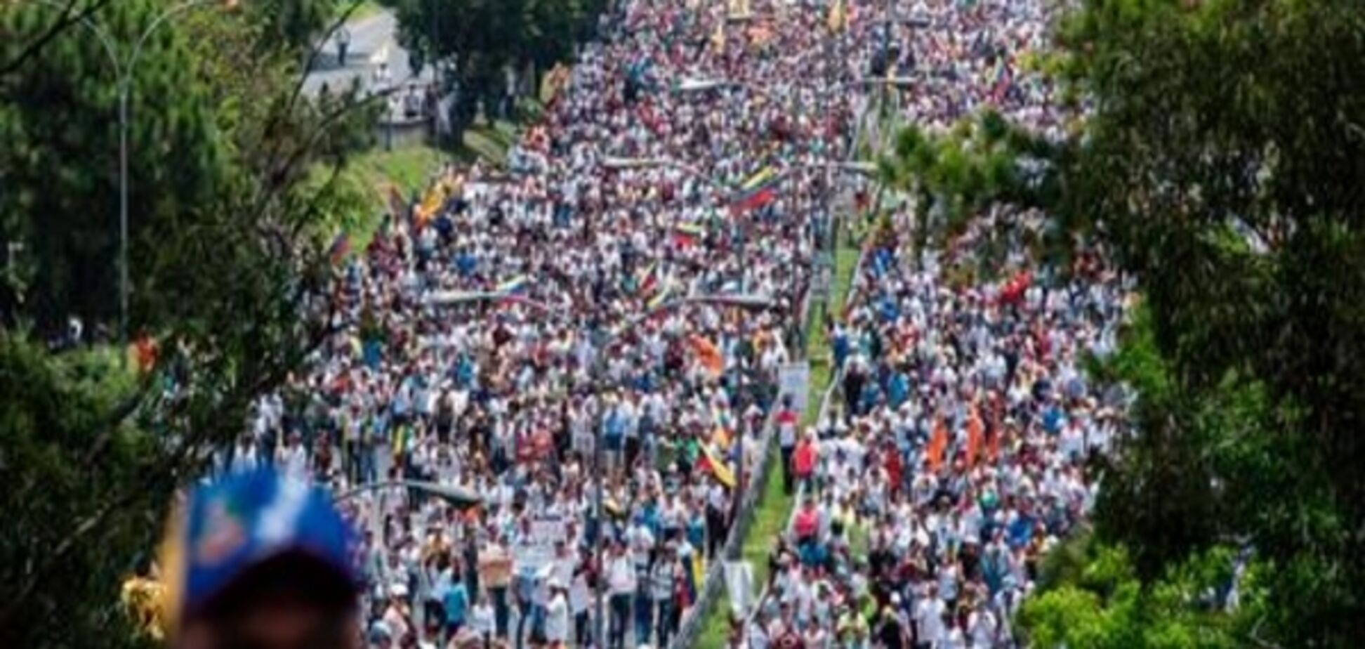 У Венесуелі проходить 'мати всіх маршів' протесту: одного демонстранта застрелили
