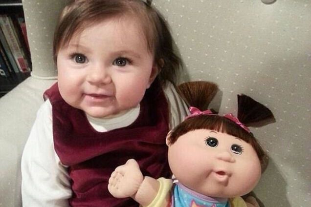 Когда ребенок и кукла невероятно похожи: подборка удивительных фотографий