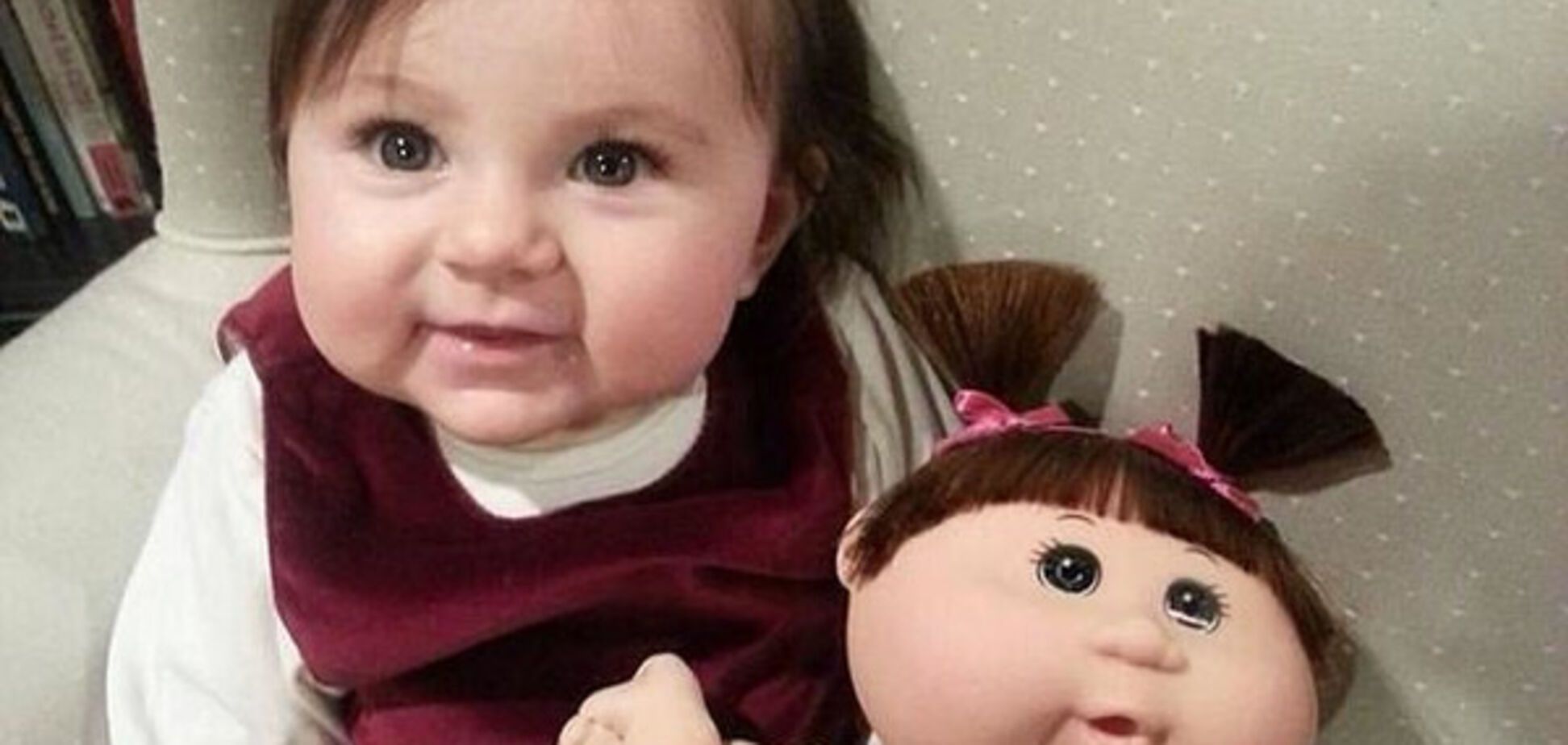 Когда ребенок и кукла невероятно похожи: подборка удивительных фотографий