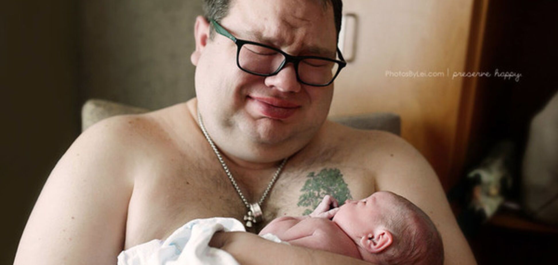 После двух выкидышей: трогательная фотосессия первой встречи отца с малышкой