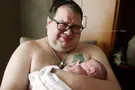 папа с новорожденной дочкой