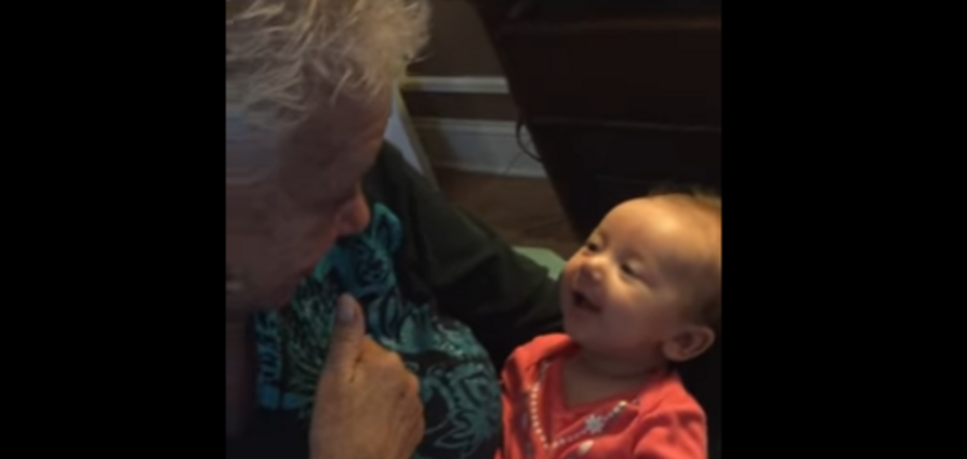 Сеть покорило видео, на котором глухая бабушка учит младенца языку жестов