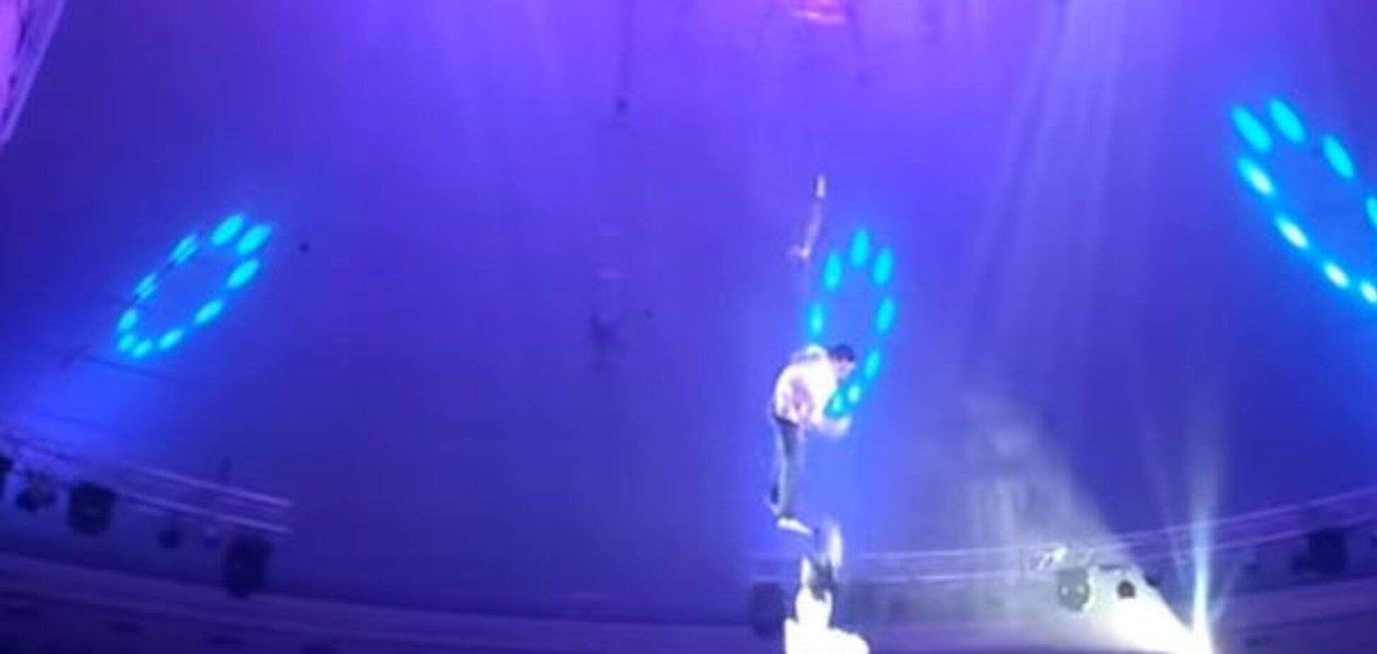 В белорусском цирке сорвалась с высоты гимнастка: опубликовано видео