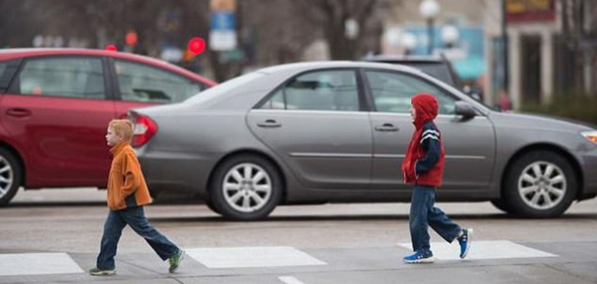 Ученые назвали возраст, когда безопасно ребенку самостоятельно переходить дорогу