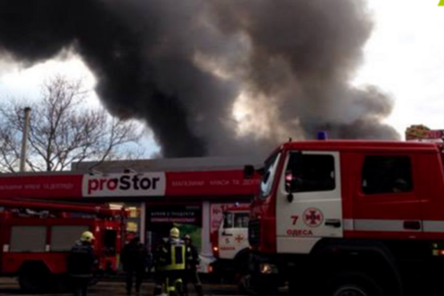 Масштабный пожар на рынке в Одессе: стало известно о пострадавших