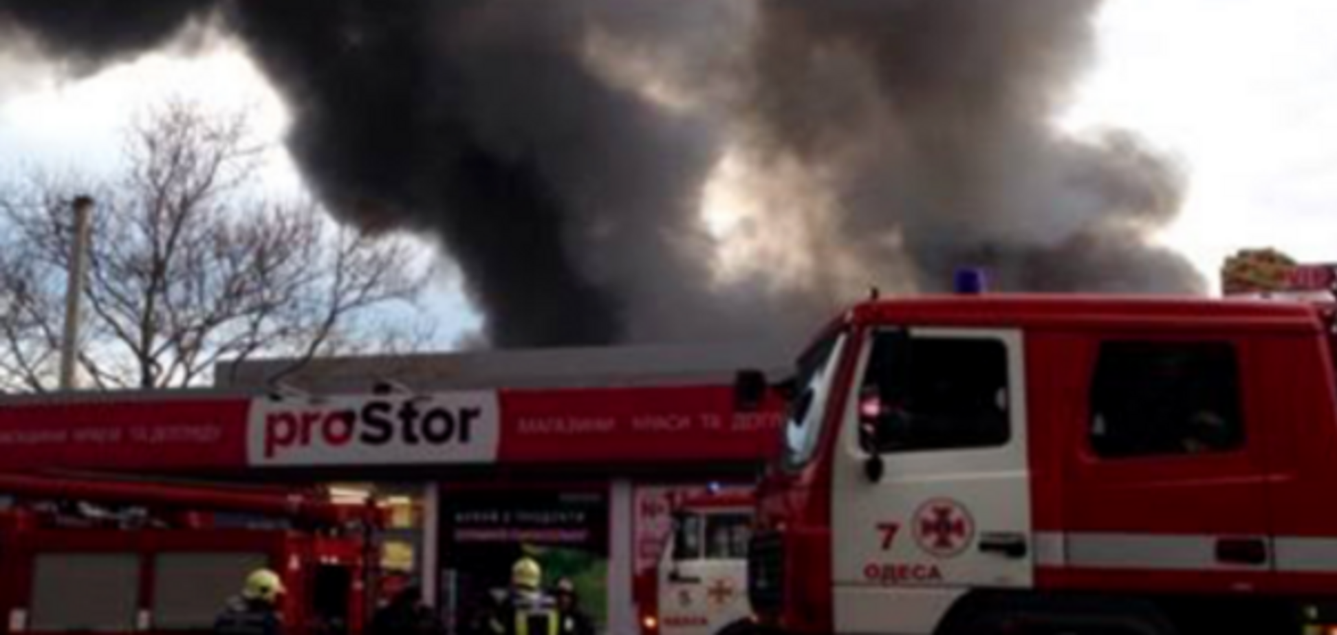 Масштабный пожар на рынке в Одессе: стало известно о пострадавших