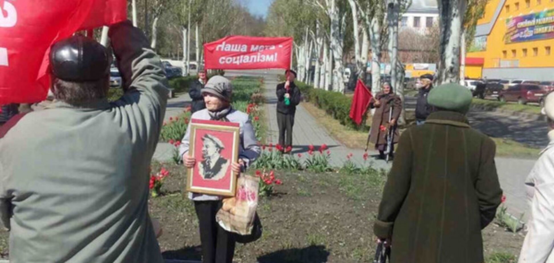 Людей не декоммунизируешь: в Запорожской области вышли на митинг в честь Дня рождения Ленина (ФОТО)