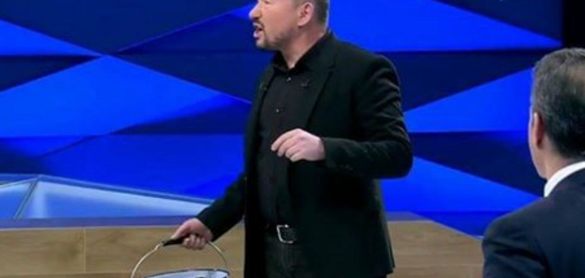 Артем Шейнин с ведром