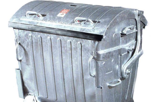 Дожили: в Киеве массово воруют контейнеры для мусора