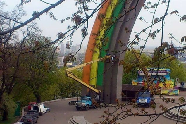 ЛГБТ замість дружби з РФ: у центрі Києва оригінально декомунізують величезний пам'ятник