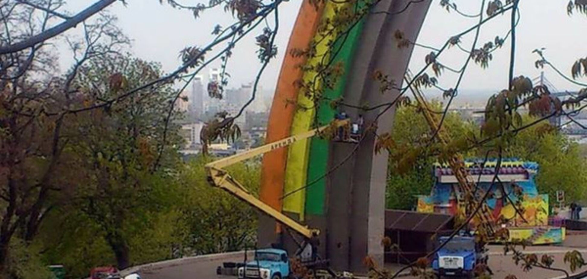ЛГБТ вместо дружбы с РФ: в центре Киева оригинально декоммунизируют огромный памятник