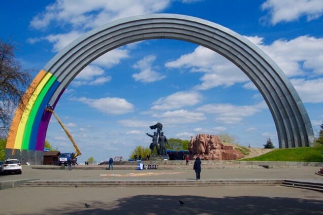 У КМДА розкрили деталі перетворення Арки дружби народів у 'веселку'