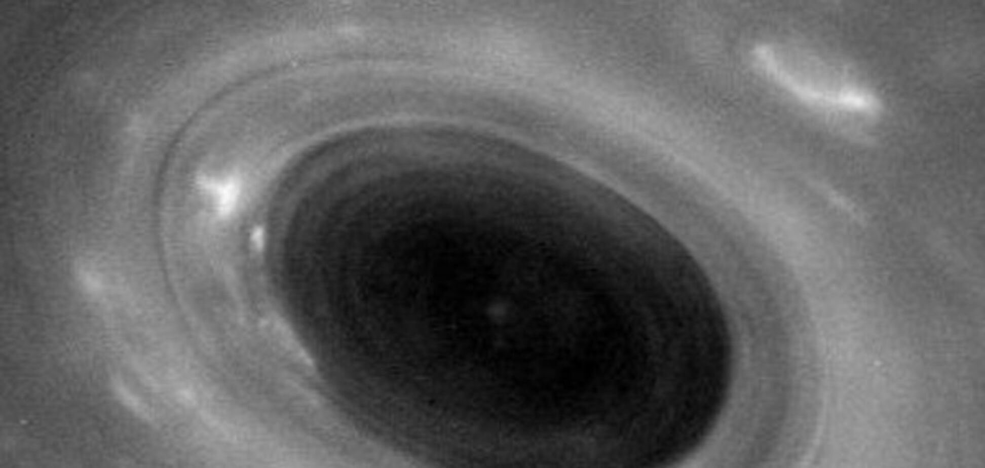 Зонд 'Кассини' нырнул в кольца Сатурна: опубликованы фото