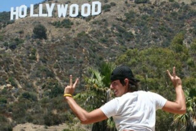 Туристы массово выкладывают голые ягодицы: сеть захватил новый тренд