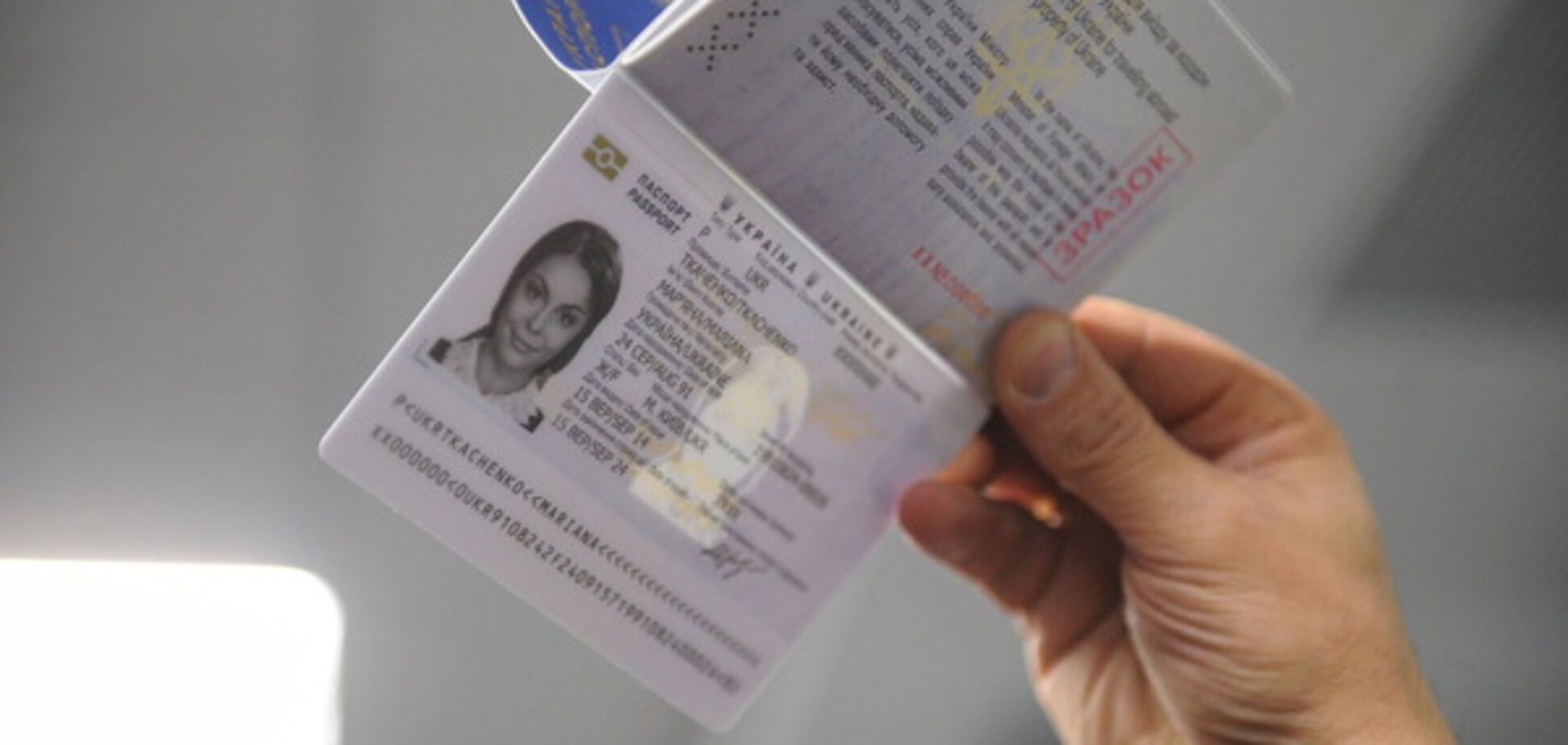 Сотні мільйонів: ЗМІ розповіли, хто наживається на біометричних паспортах