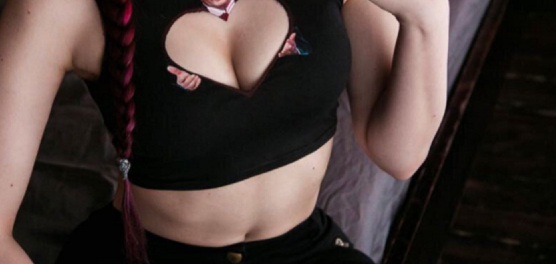 Между телом: в России вышли 'пикантные' футболки с Путиным