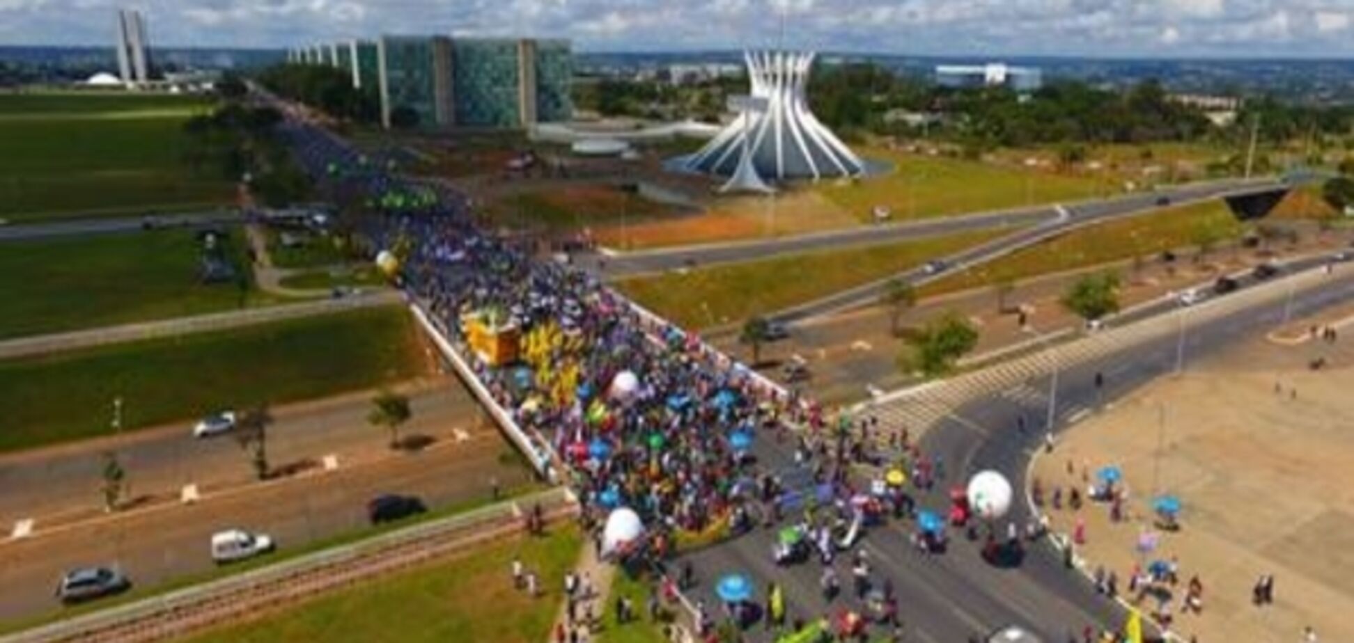 Бразилію паралізували масштабний страйк і масові протести