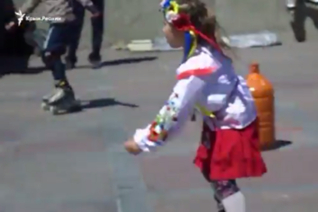 Маленька українка в Криму
