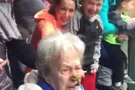 Неловкий момент: в сети набирает популярности видео, как шимпанзе бросает в людей фекалии
